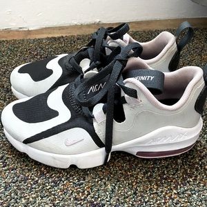 Girls Nike AirMax infinity size 13c